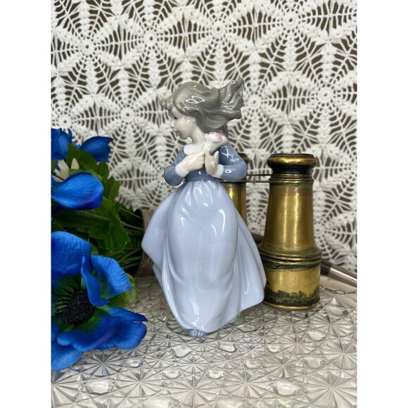 1988 Lladro Nao Windy Afternoon Girl with Flowers Porcelain Figurine - Picture 2 of 5